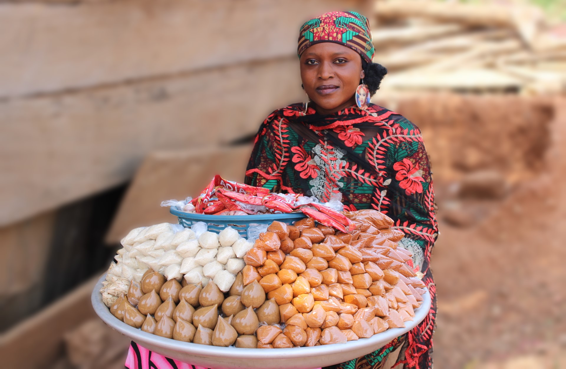 Ramania installée au bord de la route de Badou après sa mission de volontariat
