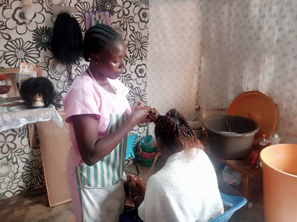 KOUMASSI AMELÉ, une coiffeuse aux mains de fée | AGENCE NATIONALE DU ...
